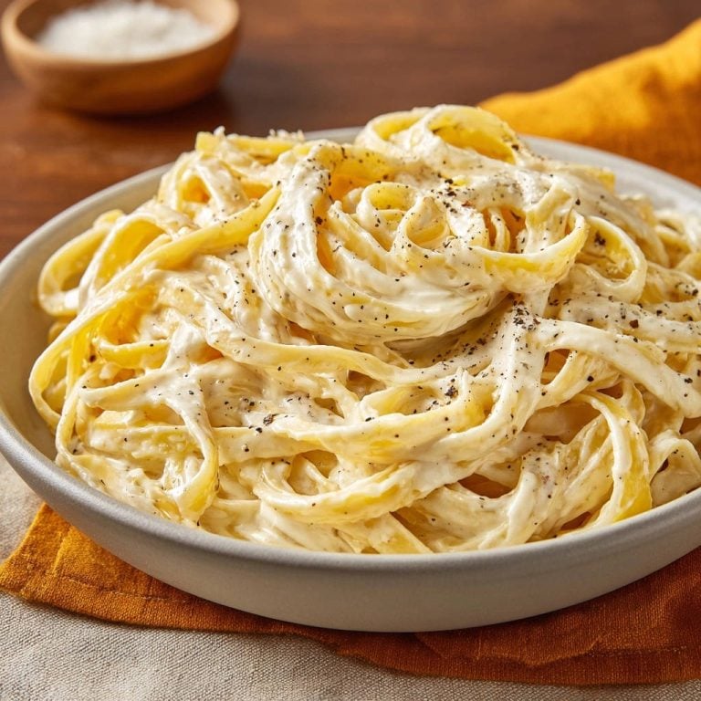 Classic Fettuccine Alfredo: Velvety Sauce That Clings!